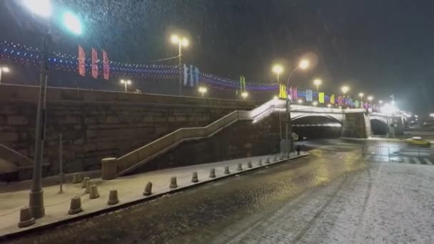 Verkeer op de grote Moskvoretsky-brug  - Video