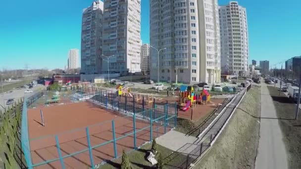 Játszóterek a lakóházak közelében  - Felvétel, videó