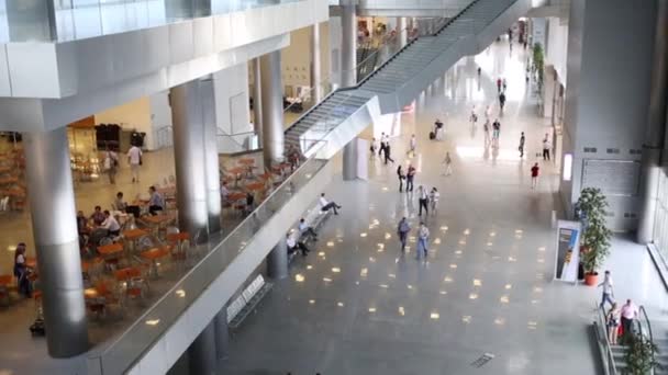 hall avec café et personnes à pied dans le complexe d'affaires
 - Séquence, vidéo