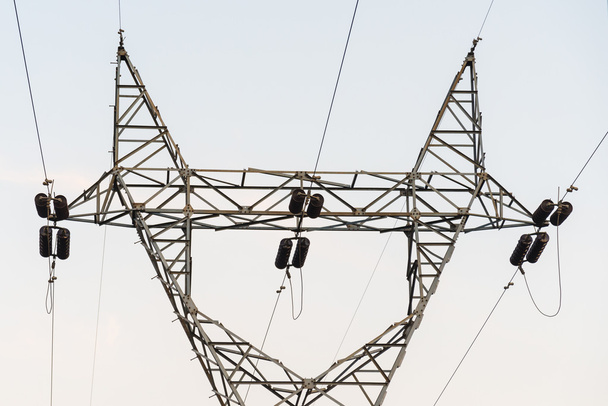 Torres de comunicação de cabo de eletricidade no pôr do sol
. - Foto, Imagem