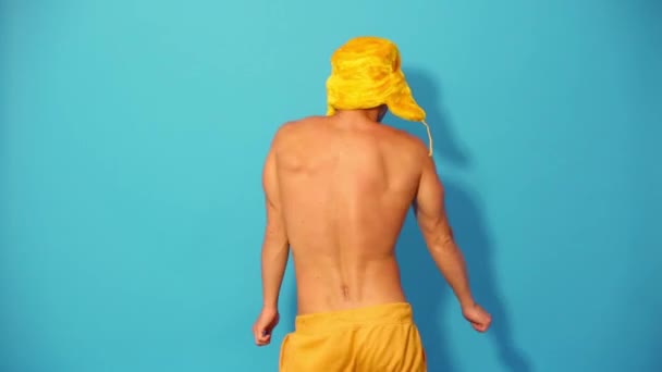 Half naked man dances in studio - Video, Çekim