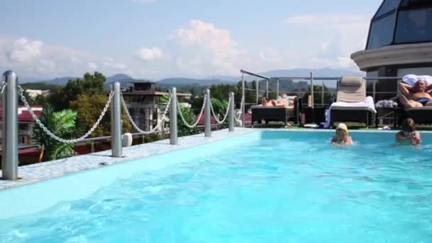 swimming pool on rooftop with children - Πλάνα, βίντεο