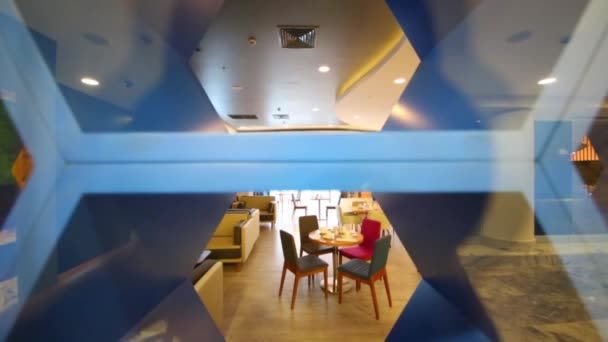 Ściana o strukturze plastra miodu w café nowoczesny hotel - Materiał filmowy, wideo