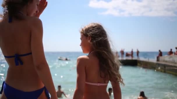 mujer y chica hablar en la playa
 - Metraje, vídeo