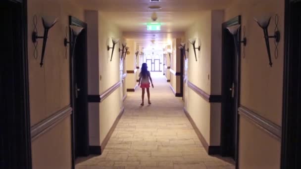 Mädchen in kurzen Hosen geht in Flur - Filmmaterial, Video