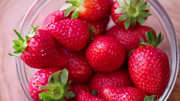 Fresh strawberries rotating with sunlight, top view - Footage, Video