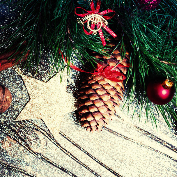 Abeto de Natal com decorações festivas
 - Foto, Imagem