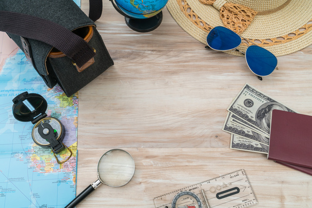 Seyahat hazırlık: Pusula, para, pasaport, yol haritası, şapka, güneş - Fotoğraf, Görsel