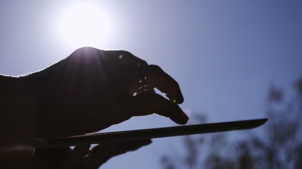 Close-Up vrouw met behulp van de Ipad op een zonnige dag silhouet - Video