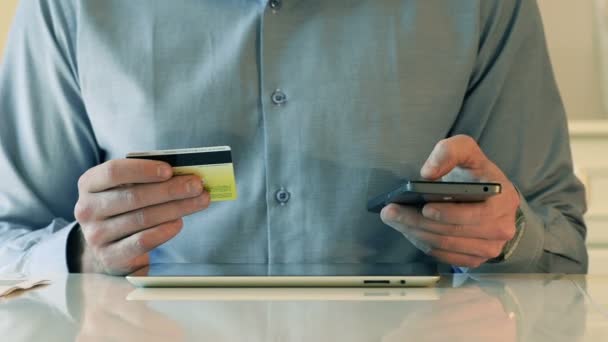 Online alışveriş için kredi kartı ve akıllı telefon kullanma - Video, Çekim