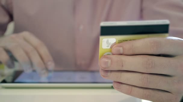 Zakupy Online z karty kredytowej na Tablet - Materiał filmowy, wideo