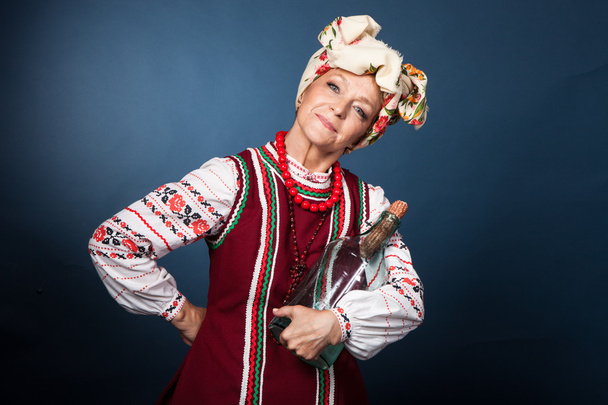 Стара жінка в українському національному костюмі - Фото, зображення