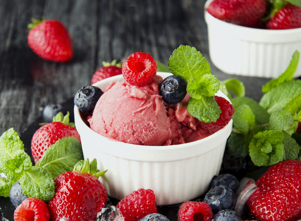 фруктове морозиво зі свіжою полуницею, чорницею та малиною
 - Фото, зображення