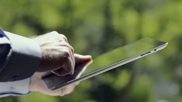 Gros plan Homme utilisant une tablette dans le parc
 - Séquence, vidéo