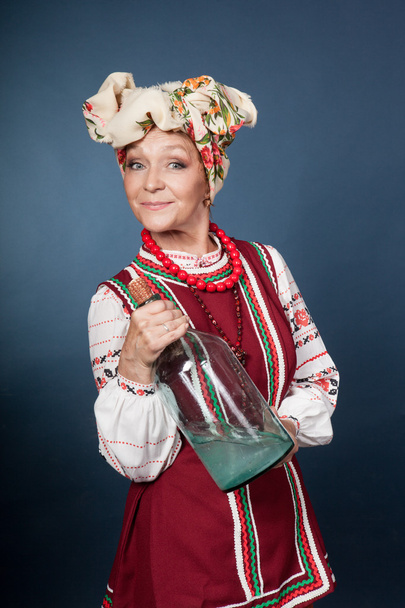 Yaşlı kadın Ukrayna ulusal kostüm - Fotoğraf, Görsel