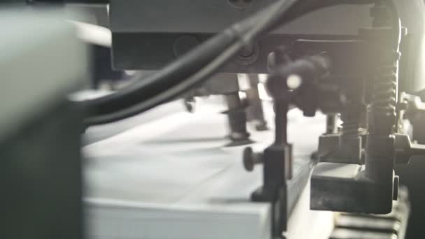 Potištěné archy papíru se podávají v tiskařském stroji. Ofsetový tisk, Cmyk, zblízka - Záběry, video