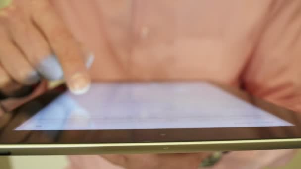 Detailní záběr mužské ruky pomocí tabletu Touchpad - Záběry, video