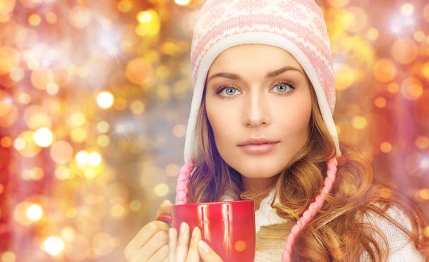 young woman in winter clothes with tea cup - Foto, afbeelding