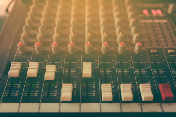 Ovládací panel mixéru zvuku, detailní záběr ovládání zvuku - Fotografie, Obrázek
