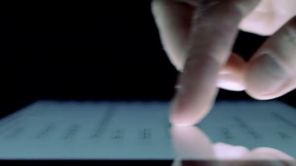 Zavřete se dotýká dotykový Tablet za tmy - Záběry, video