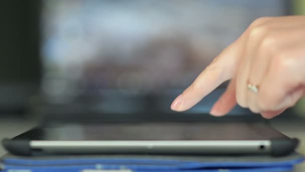 Close-Up Hand te typen op het virtuele toetsenbord - Video