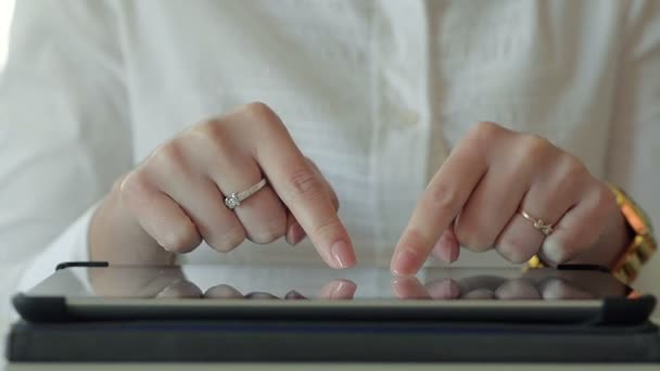 Close Up ženské ruce psaní na virtuální klávesnici - Záběry, video