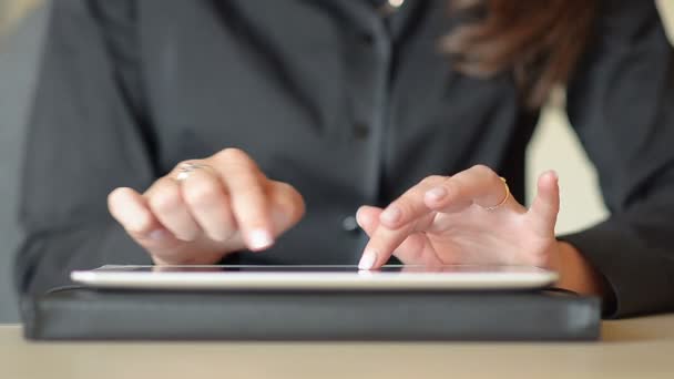 Zblízka ženské ruční psaní v tabletovém počítači - Záběry, video