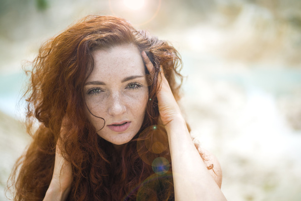 Retrato de verano, hermosa pecosa joven adulta con el pelo rojo posando
 - Foto, Imagen