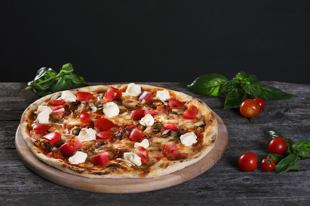 Pzza com mussarela, tomates, cogumelos e pasta de tomate
 - Foto, Imagem
