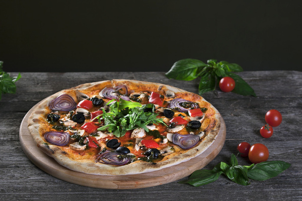 Pizza com cebola, azeitonas pretas, pimentas, cogumelos no wo
 - Foto, Imagem