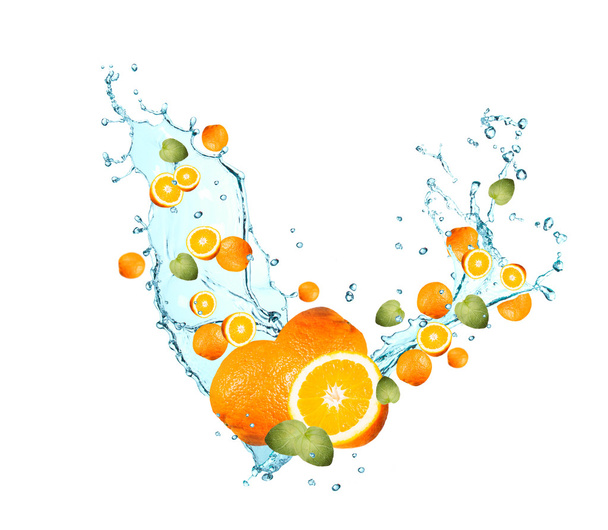 Вода розбризкує цитрусовими апельсиновими фруктами. Абстрактний об'єкт
.  - Фото, зображення