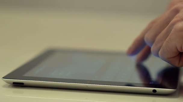 Mani Dattilografia sul Tablet Computer Messaggio Focus sul Tablet
 - Filmati, video