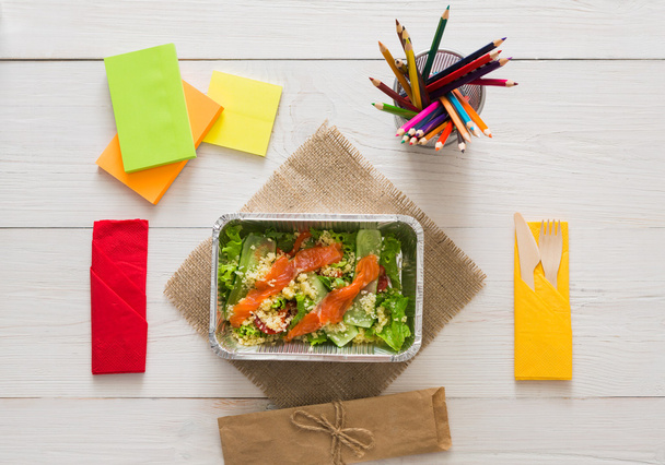 Alimentos saudáveis em caixa de papel alumínio na mesa de trabalho, conceito de dieta
. - Foto, Imagem