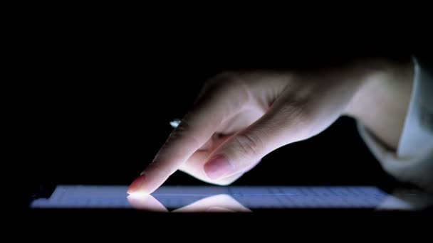 Γυναικείο χέρι στην οθόνη του Ipad στο σκοτάδι - Πλάνα, βίντεο