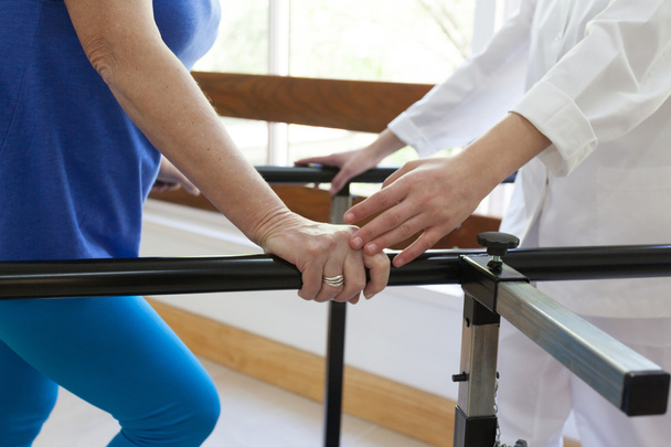 Mujer haciendo una rehabilitación física
 - Foto, imagen