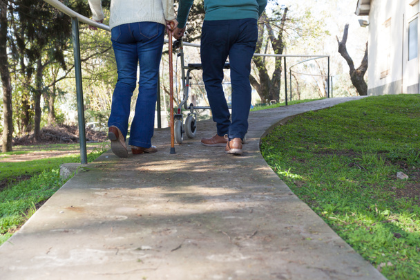 Personas mayores caminando por el parque
 - Foto, Imagen