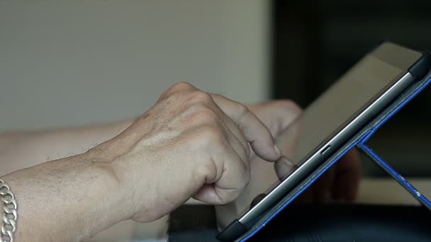 Closeup oude handen van de oudere persoon met behulp van een Tablet - Video