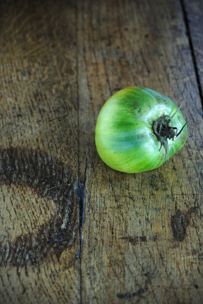 Zelené hovězí rajče na tmavý dřevěný stůl 3 - Fotografie, Obrázek