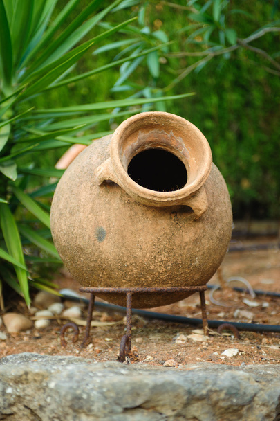 Pot en terre cuite dans le jardin
 - Photo, image