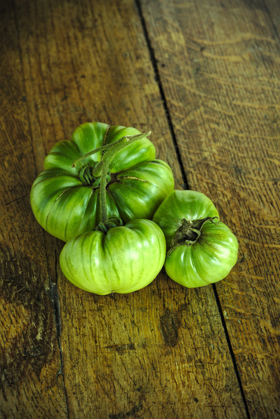 Πράσινο Μαύρο Krim ντομάτες σε ένα τραπέζι ξύλινο αγρόκτημα 1 - Φωτογραφία, εικόνα