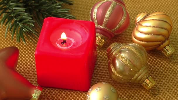 brennende Kerze im weihnachtlichen Rahmen mit saisonaler Dekoration - Filmmaterial, Video