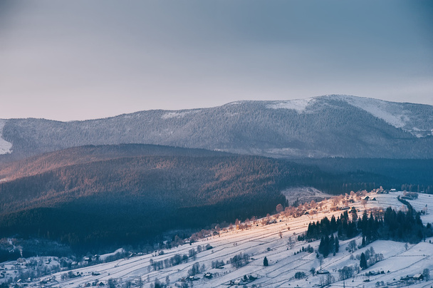 Vista panoramica del paesaggio invernale in montagna
 - Foto, immagini