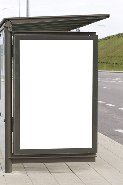 Cartellone bianco per pubblicità, in una fermata dell'autobus in strada. Scherzi?
. - Foto, immagini