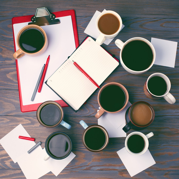 viele Tassen Kaffee auf Holztisch - Foto, Bild