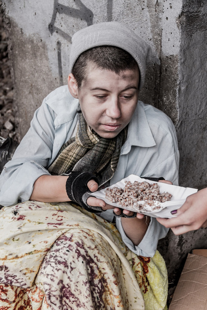 Femme sans abri obtenir de la nourriture
 - Photo, image