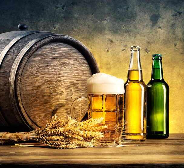 Asetelma pullojen kanssa olutta ja muki
 - Valokuva, kuva