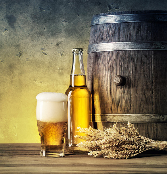Wooden barrel with ears and glass of beer - Foto, Imagem