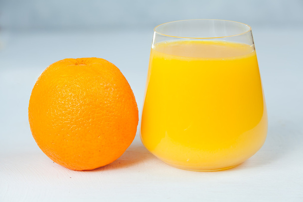 Delicioso zumo de naranja exprimido fresco en vidrio transparente
 - Foto, imagen