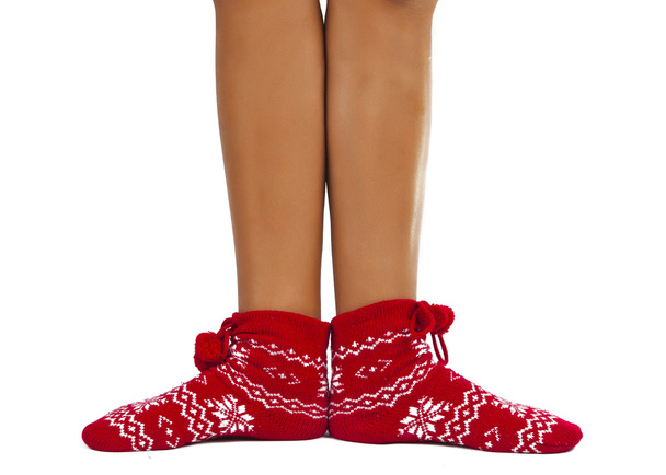 benen vrouw in gestreepte sokken geïsoleerd - Foto, afbeelding