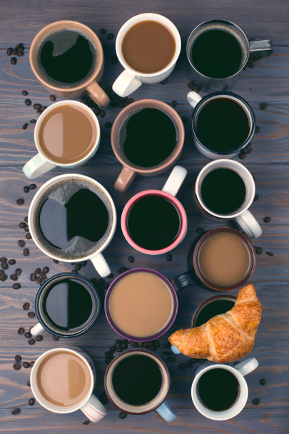 Nombreuses tasses de café sur table en bois
 - Photo, image